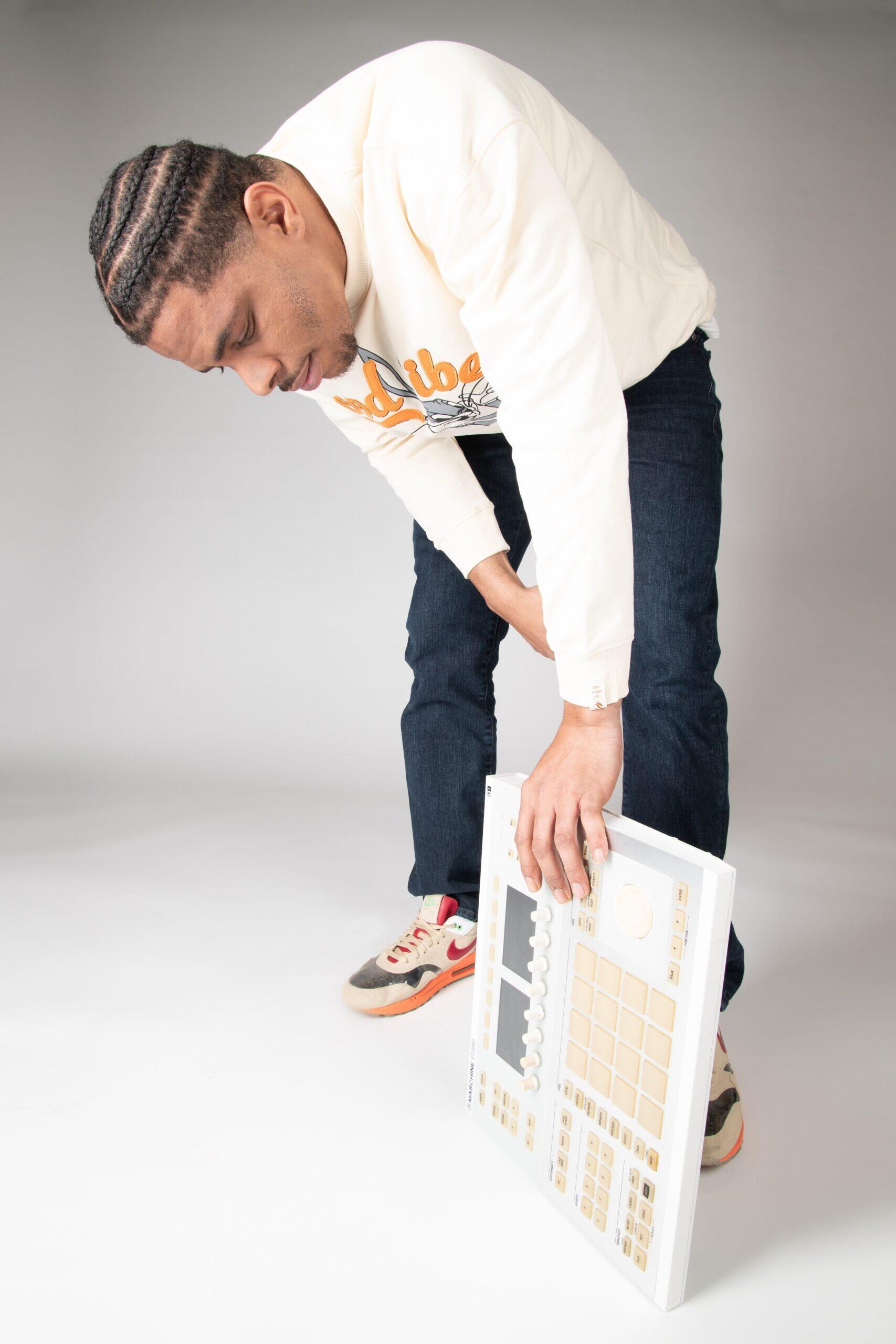 https://cdn.indiemusicreviews.net/images/a-spectrum-of-dynamic-hip-hop-compositions-complex-theory-mesmerizes-with-new-album-halcyon-dayz.jpg