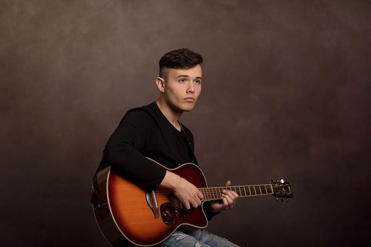 https://cdn.indiemusicreviews.net/images/a-trained-opera-singer-now-making-pop-music-justins-voice-is-sure-to-have-you-mesmerized.jpg