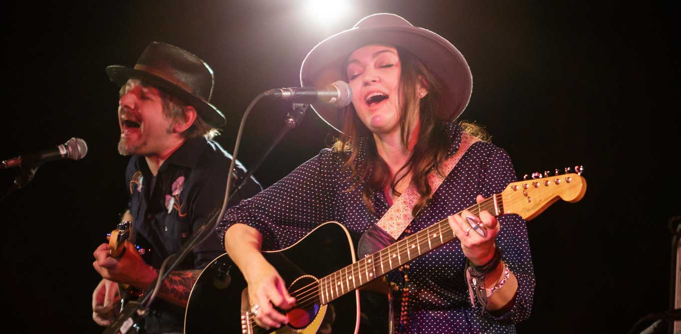 https://cdn.indiemusicreviews.net/images/angie-and-the-deserters-country-radio.jpg
