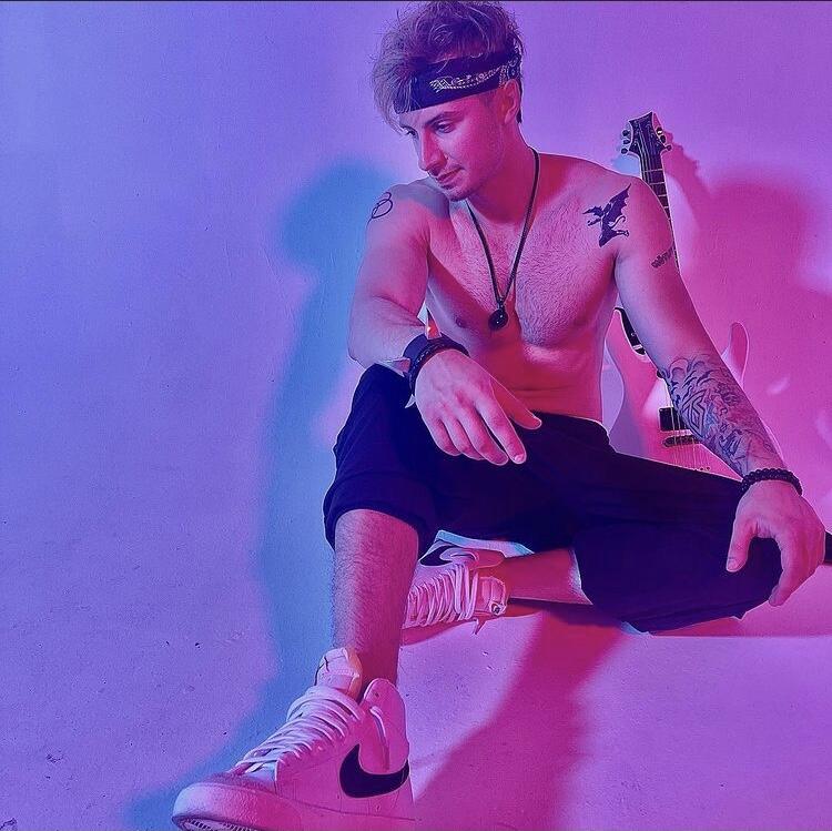 https://cdn.indiemusicreviews.net/images/channeling-distinct-80s-hard-rock-with-modern-pop-rhythms-singer-songwriter-saint-anthony-stuns-with-debut-album.jpg