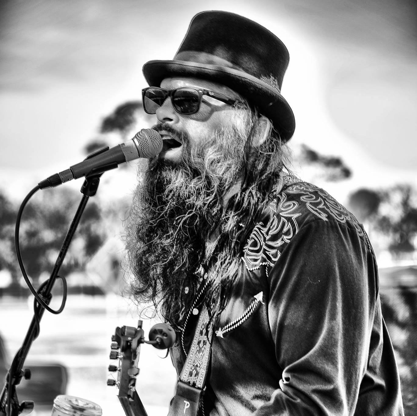 https://cdn.indiemusicreviews.net/images/connecting-hearts-and-minds-with-enriching-and-soulful-americana-multi-genre-artist-robbie-litt-stuns-with-new-album.jpg