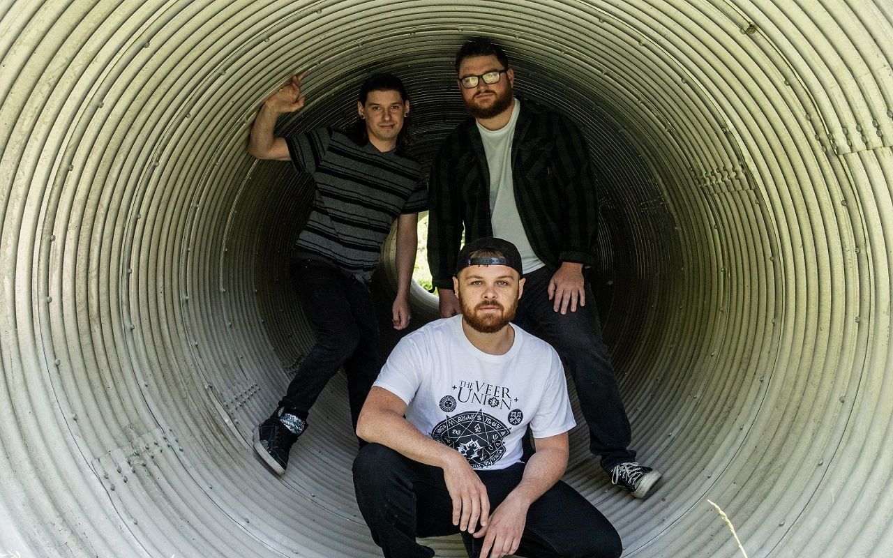 https://cdn.indiemusicreviews.net/images/dark-below-deliver-wall-of-sound-with-make-belive.jpeg