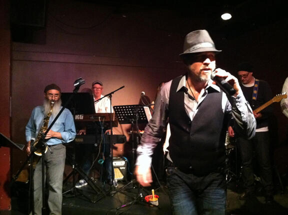 https://cdn.indiemusicreviews.net/images/django-mack-round-christmas.jpg