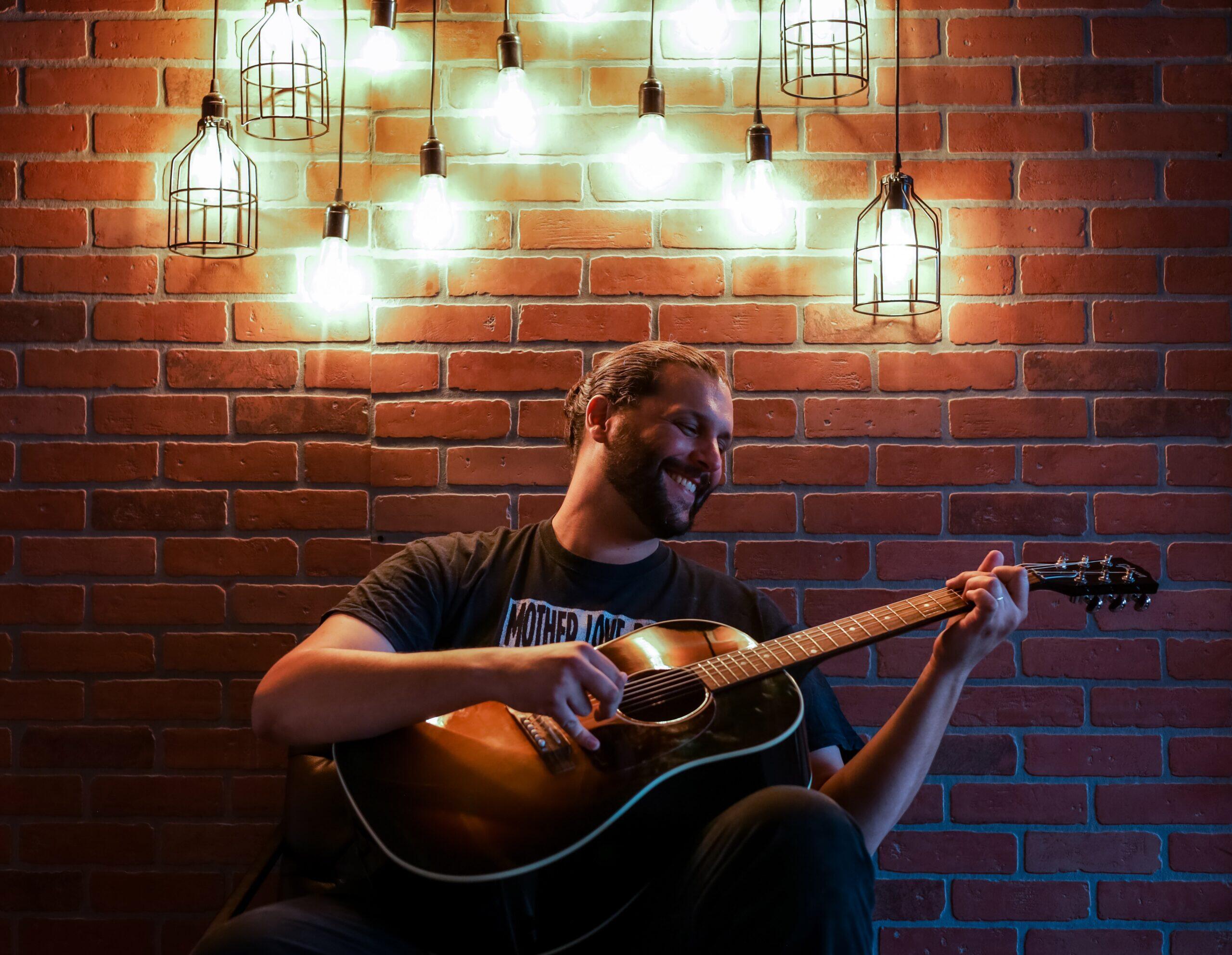https://cdn.indiemusicreviews.net/images/dreamy-and-melodic-vocals-ryan-townsend-releases-a-hit-new-single-that-syncs-with-the-hearts-and-minds-of-the-masses-2.jpg