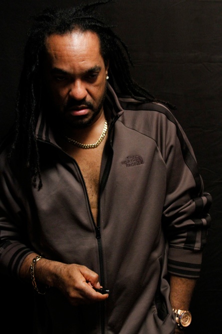 https://cdn.indiemusicreviews.net/images/ed-robinson-creates-musical-escapes.jpg