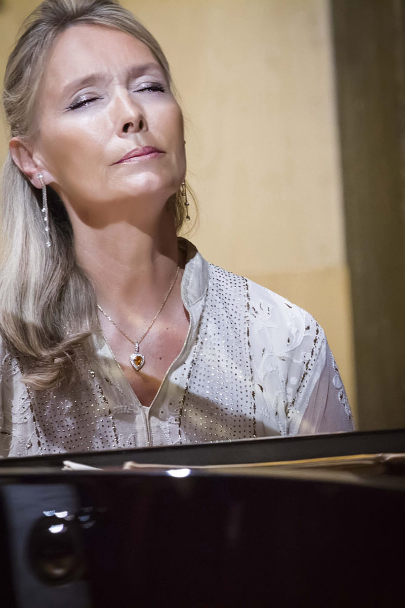 https://cdn.indiemusicreviews.net/images/elizabeth-sombart-delivers-brilliant-interpretation-of-frederic-chopins-nocturnes.jpg