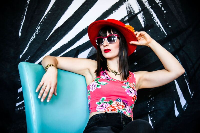 https://cdn.indiemusicreviews.net/images/elle-casazza-drops-new-lp.jpg