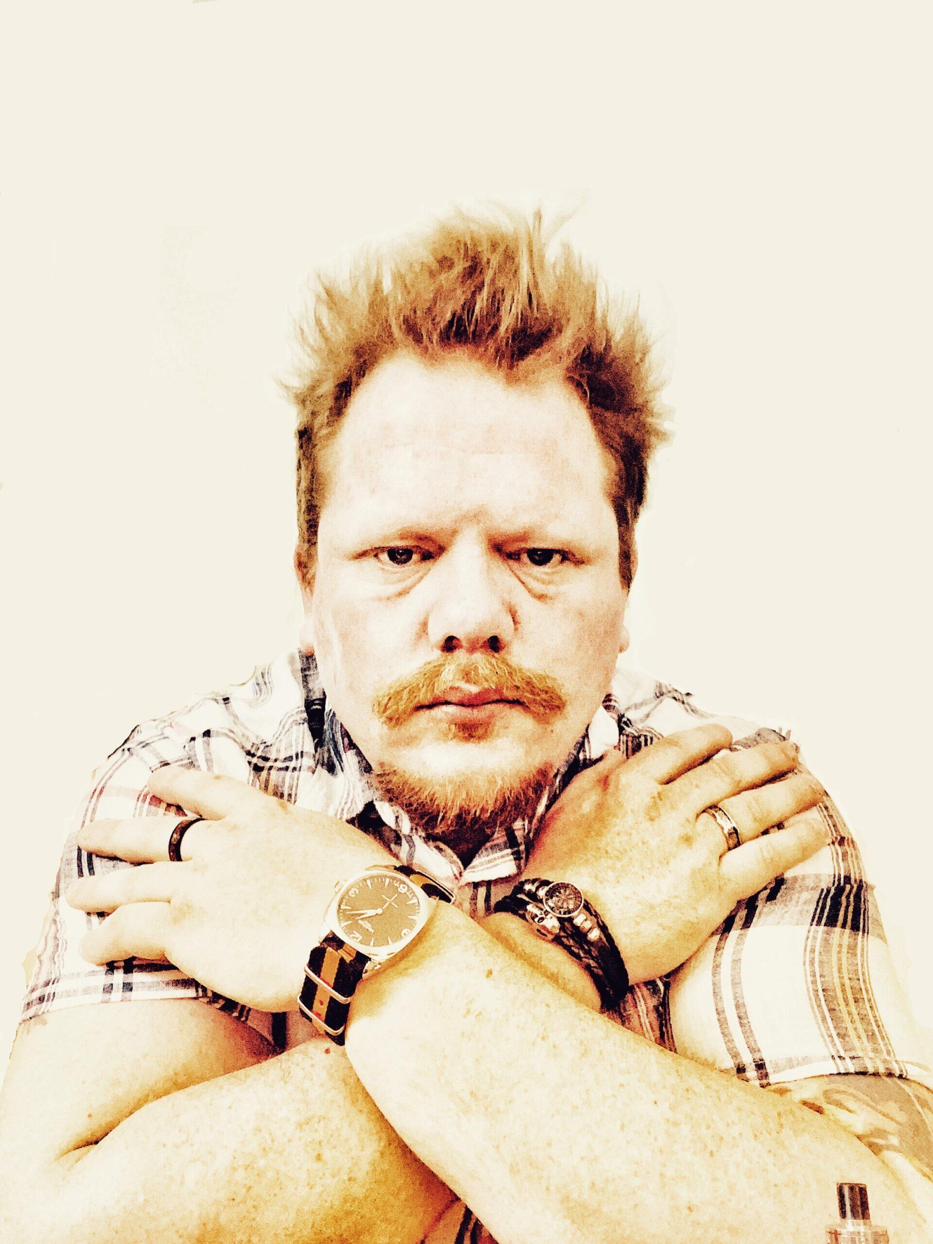 https://cdn.indiemusicreviews.net/images/embracing-the-emotional-dark-and-haunting-aura-of-dystopia-with-alternative-music-artist-lee-davey-releases-new-music.jpg
