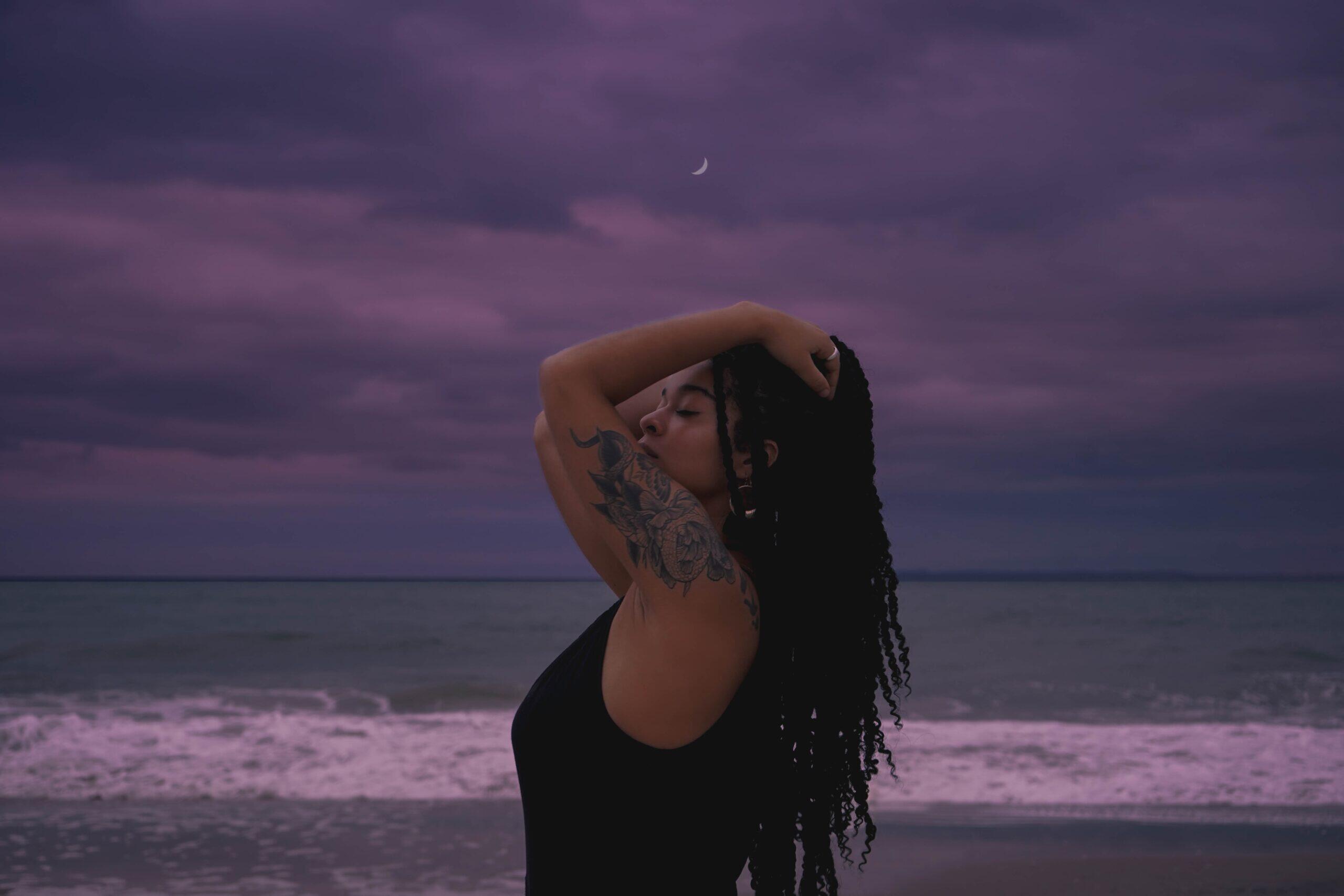 https://cdn.indiemusicreviews.net/images/emotional-authentic-and-ethereal-storytelling-from-montreals-alt-pop-sensation-lauria-unveils-new-album-moon.jpg