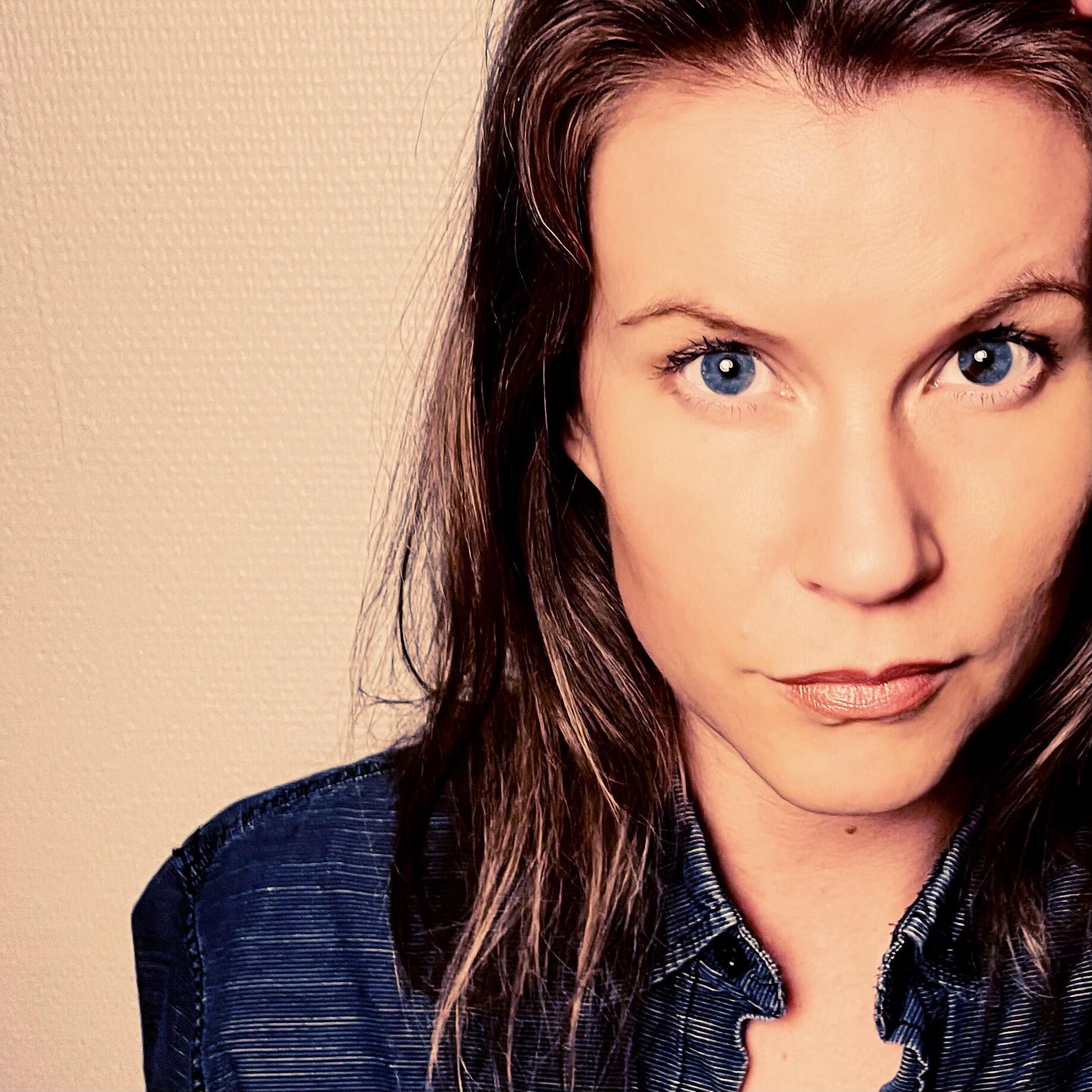 https://cdn.indiemusicreviews.net/images/from-the-small-town-to-the-music-world-emerging-artist-dotty-blue-unveils-new-single-leaving.jpg