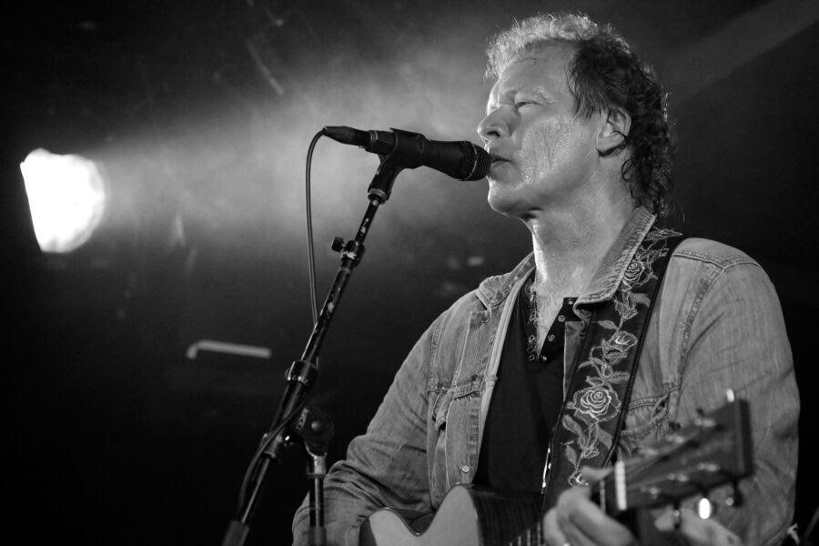 https://cdn.indiemusicreviews.net/images/gary-douglas-bands-new-album-deep-in-the-water.jpg