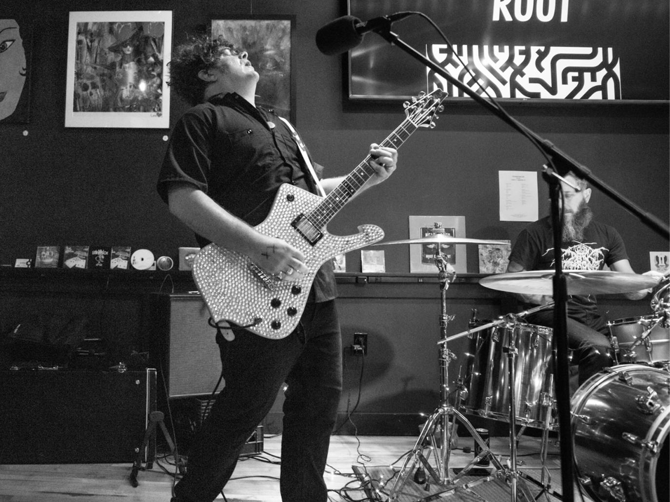 https://cdn.indiemusicreviews.net/images/greg-hoy-the-boys-new-single-leaving-while-you-stay.jpg