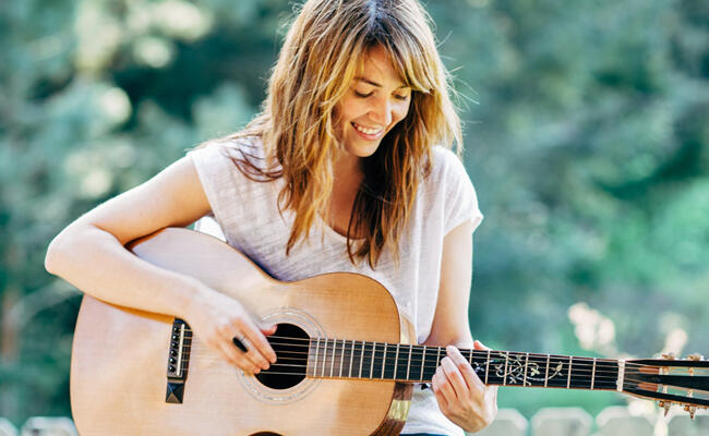 https://cdn.indiemusicreviews.net/images/gwyneth-moreland-cider.jpg