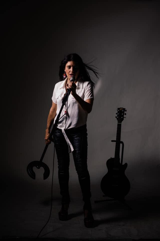 https://cdn.indiemusicreviews.net/images/high-energy-music-with-versatile-and-captivating-vocals-pops-powerful-frontwoman-lisa-arce-drops-new-music.jpg