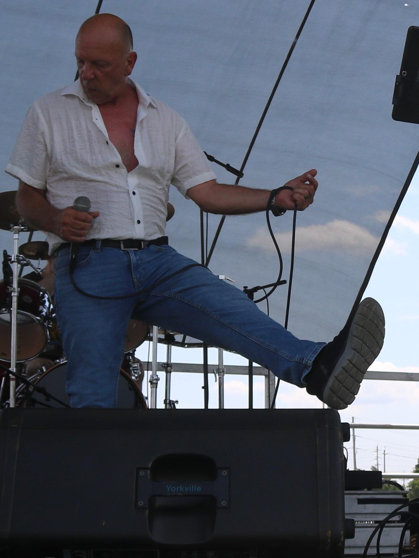 https://cdn.indiemusicreviews.net/images/infectious-enthusiasm-and-original-rock-n-roll-craig-sailer-project-rocks-the-stage-with-high-energy-performances.jpg