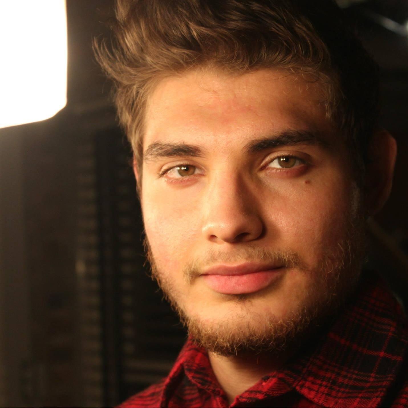 https://cdn.indiemusicreviews.net/images/intimate-acoustic-rhythms-and-soul-touching-songwriting-american-indie-artist-alec-leon-drops-profound-new-single.jpg