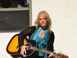 https://cdn.indiemusicreviews.net/images/kym-larsen-and-the-rock-and-roll-royalty.jpg