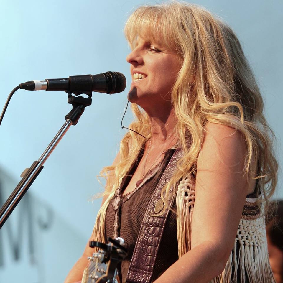 https://cdn.indiemusicreviews.net/images/liane-edwards-raisin-dust.jpg