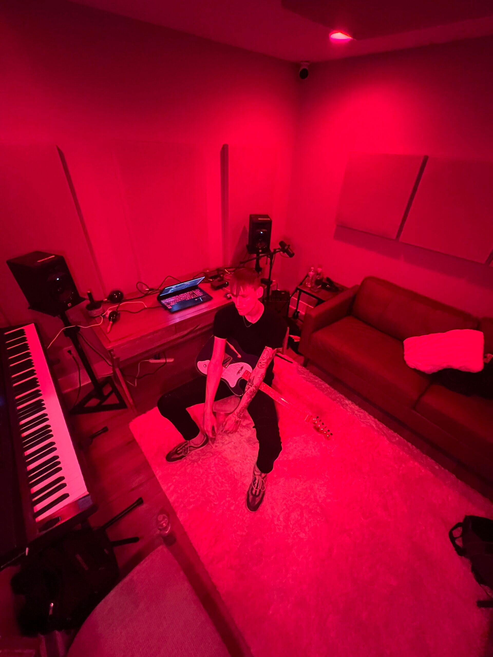 https://cdn.indiemusicreviews.net/images/mgk-no-embler.jpg