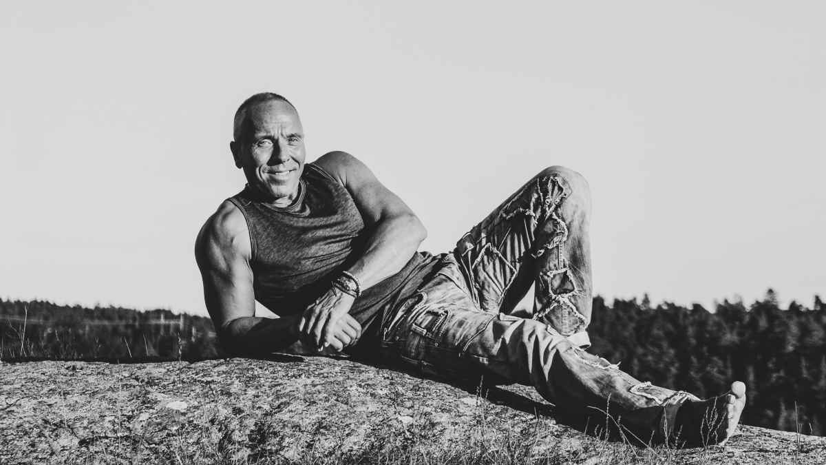 https://cdn.indiemusicreviews.net/images/miqa-els-new-single-walking-medicine.jpg