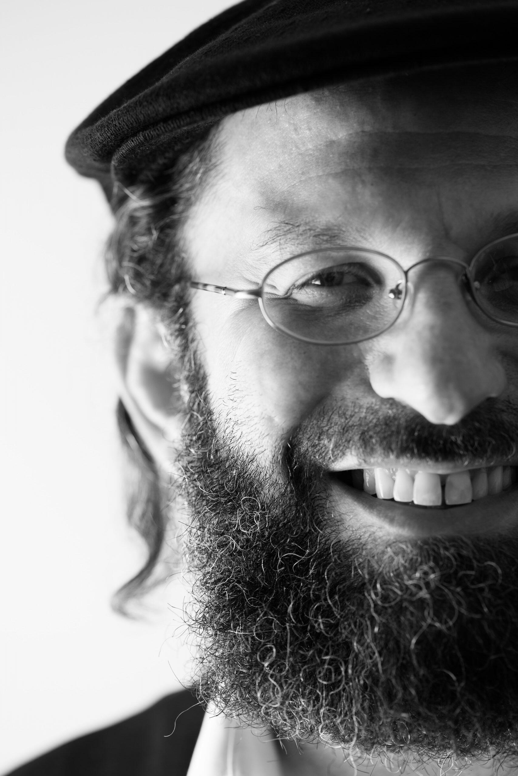https://cdn.indiemusicreviews.net/images/mixing-rich-and-beautiful-folk-and-rock-music-presenting-to-the-world-gedalya-the-folk-rock-rabbi.jpg