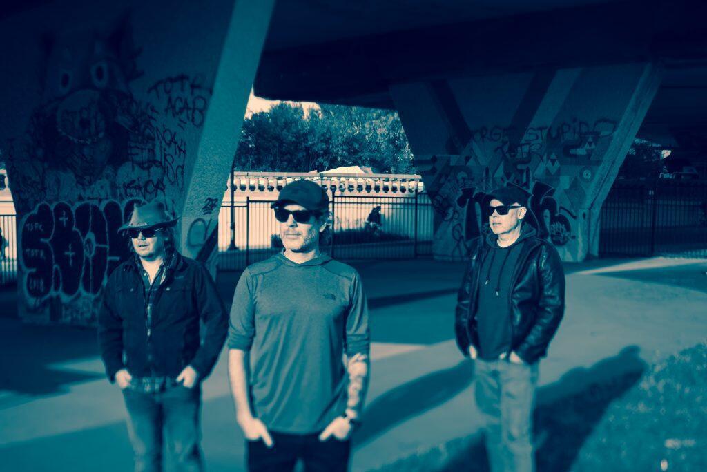 https://cdn.indiemusicreviews.net/images/patiently-awaiting-the-meteorite-release-strange-intuition.jpg
