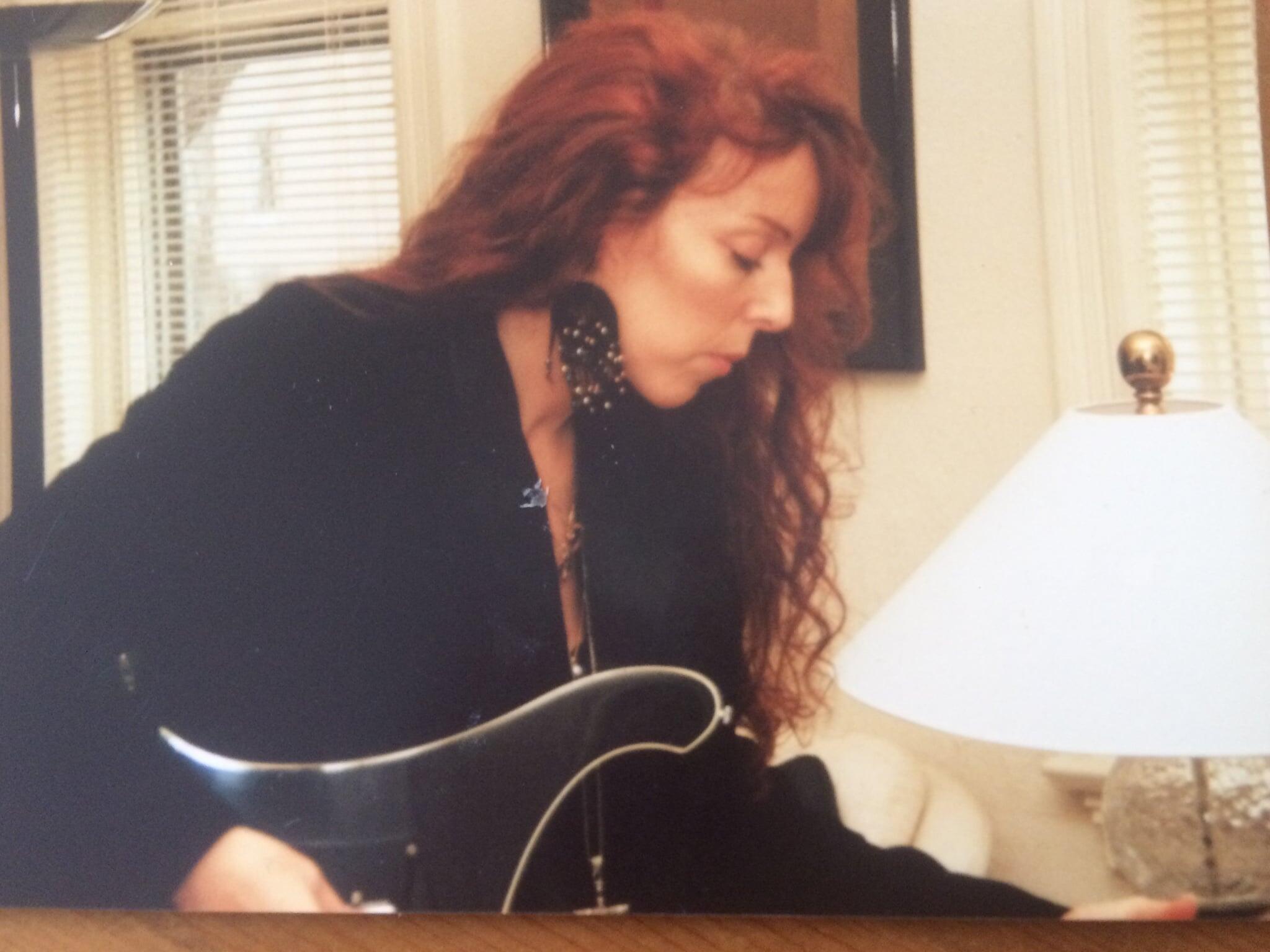 https://cdn.indiemusicreviews.net/images/patti-rain-releases-six-days-at-the-mouse-house-at-ice-cream-party-in-portland-oregon-on-itunes.jpg