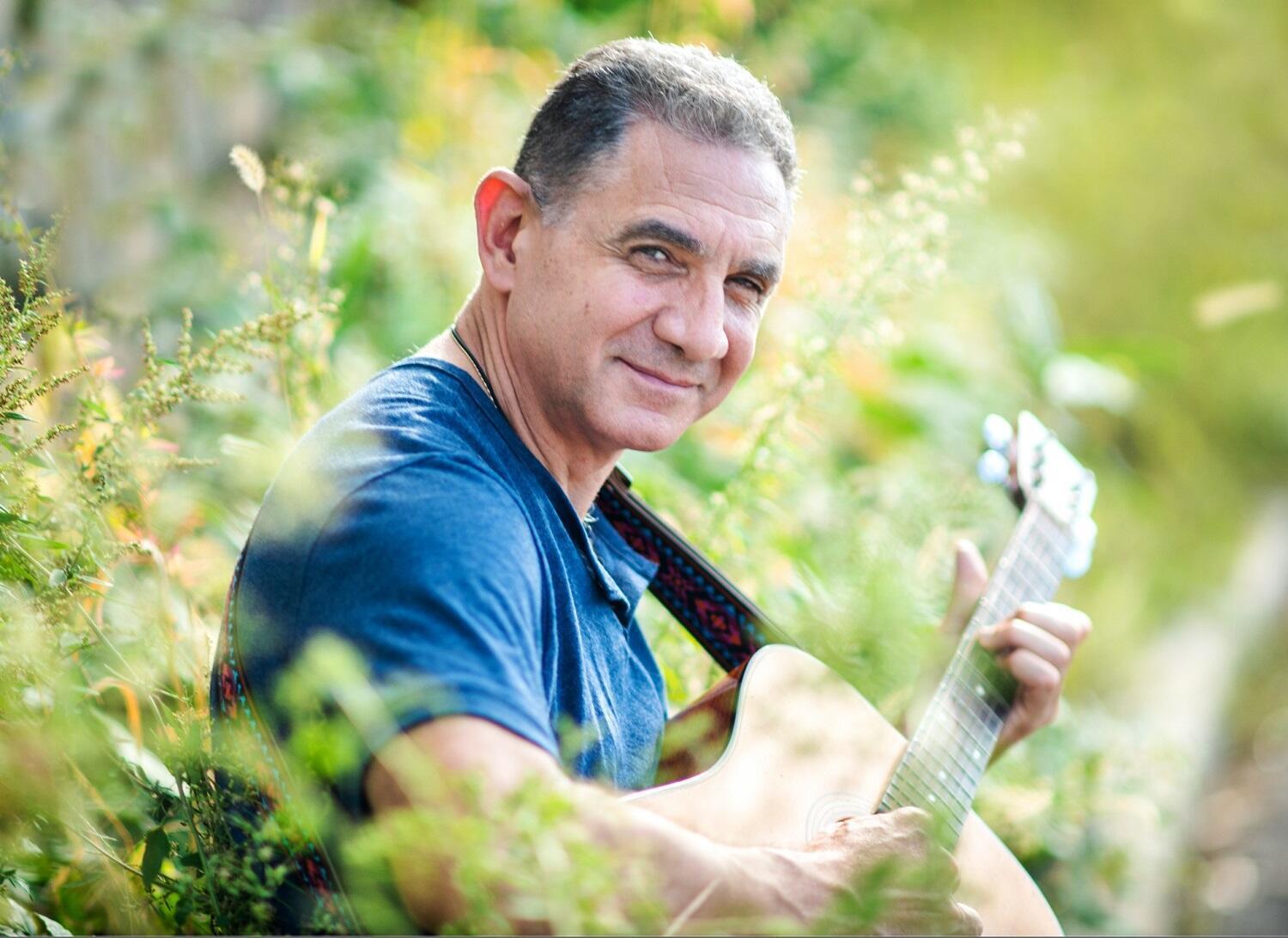 https://cdn.indiemusicreviews.net/images/paul-helou-friends-in-there-are-heroes-stay-put-blues.jpg
