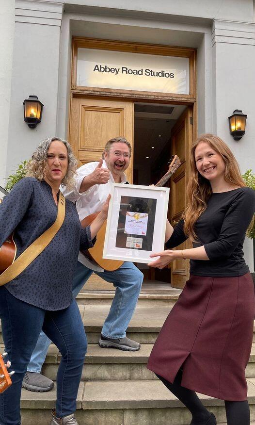 https://cdn.indiemusicreviews.net/images/portland-songwriters-brightwell-moran-win-global-songwriter-award.jpg