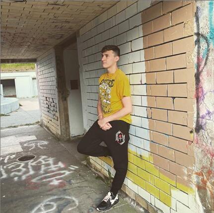 https://cdn.indiemusicreviews.net/images/raw-and-vulnerable-hip-hop-fern-aspires-to-connect-with-his-fans.jpg