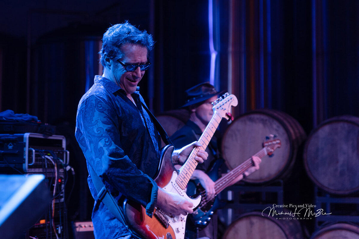 https://cdn.indiemusicreviews.net/images/rising-up-by-alex-lopez.jpg