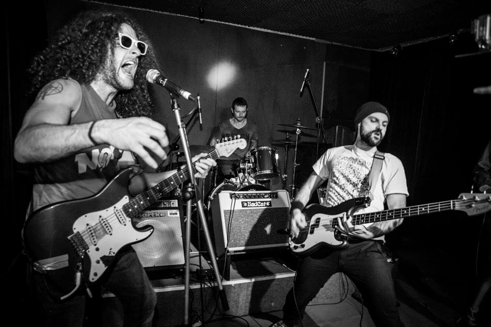 https://cdn.indiemusicreviews.net/images/round-eye-drop-new-lp.jpg