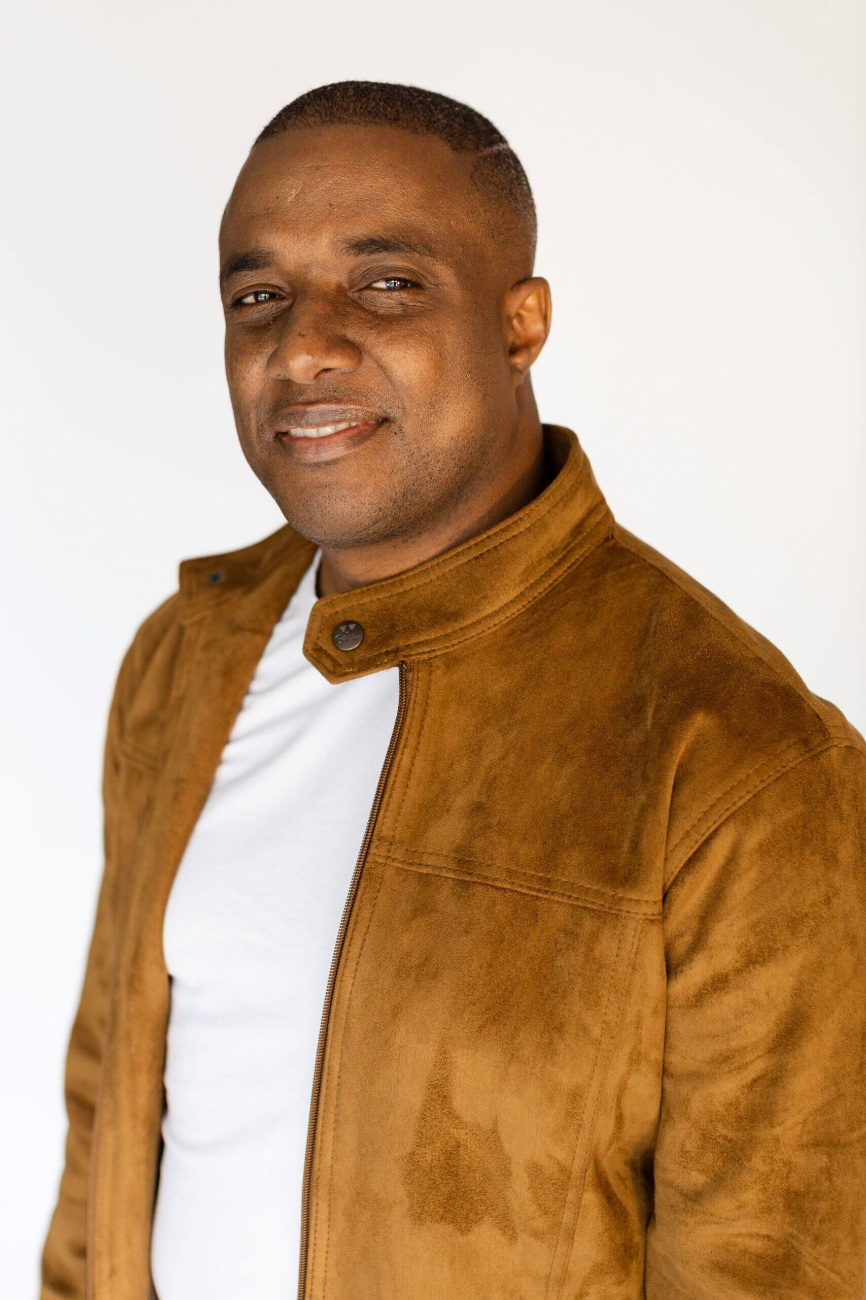 https://cdn.indiemusicreviews.net/images/soulful-christian-and-gospel-melodies-that-preach-the-message-of-peace-elio-alcindor-releases-a-hit-new-single-premised-on-the-love-for-god.jpg