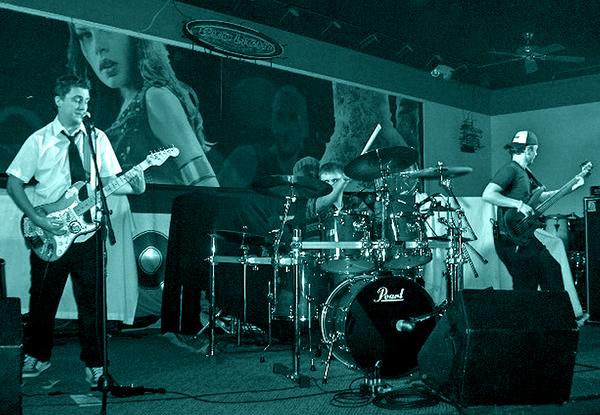 https://cdn.indiemusicreviews.net/images/spaghetti-thats-italian-right-well-maybe-not.jpg