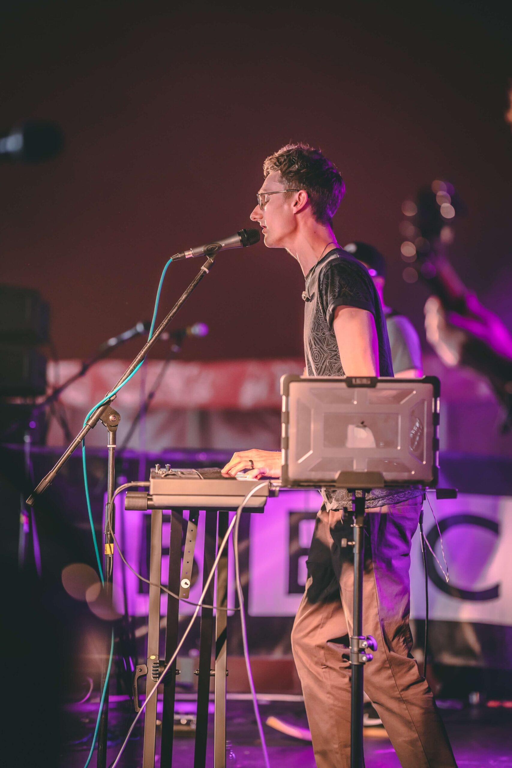 https://cdn.indiemusicreviews.net/images/stunning-new-music-born-out-of-a-pandemic-sign-of-angelo.jpg