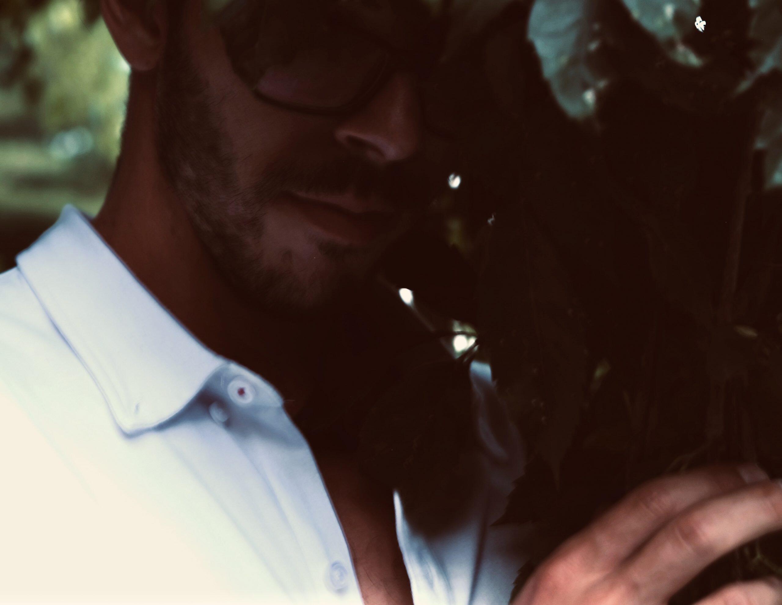 https://cdn.indiemusicreviews.net/images/up-and-coming-artist-wavis-mesmerizes-audiences-with-his-passionate-music.jpg