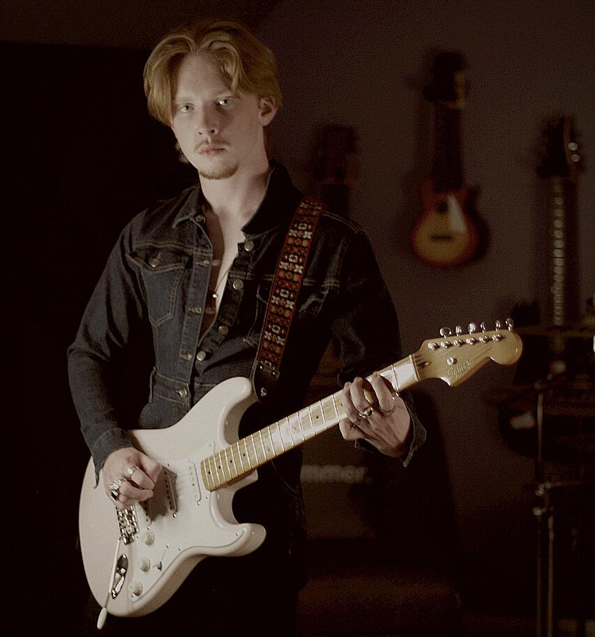 https://cdn.indiemusicreviews.net/images/upcoming-musician-connor-chase-releases-new-single-heat.jpg