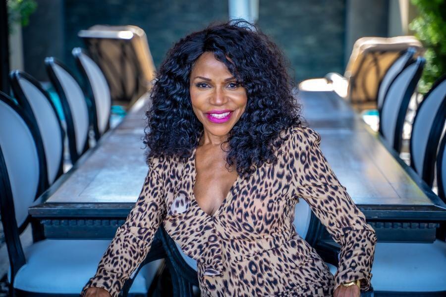 https://cdn.indiemusicreviews.net/images/vocalist-sharon-hendrix-releases-hold-on-single-video.jpg
