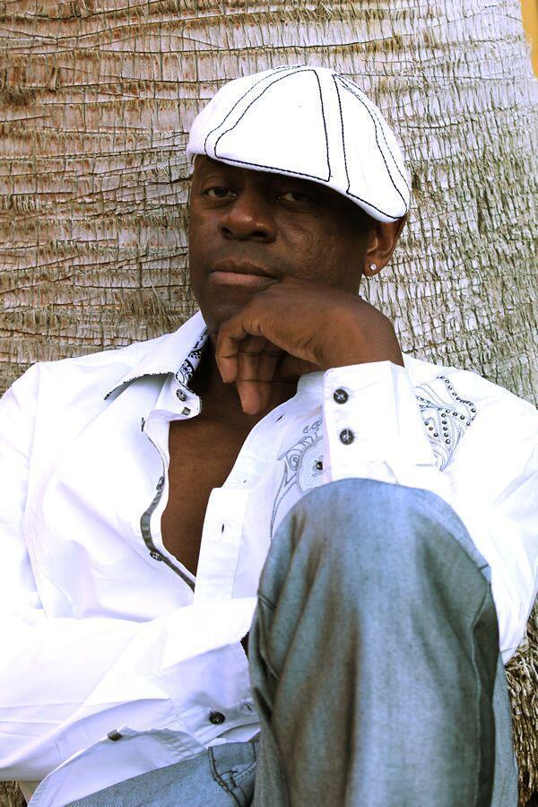 https://cdn.indiemusicreviews.net/images/warren-moore-gives-the-middle-finger-a-new-purpose.jpg